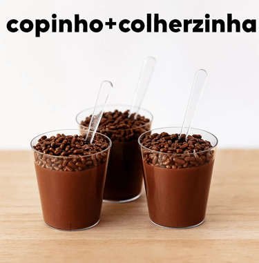 copinhos e colher de acrílico com brigadeiro dentro