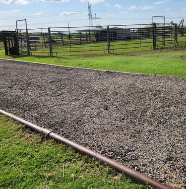 Windy Mane Ranch driveway and round pen LQ/RV parking