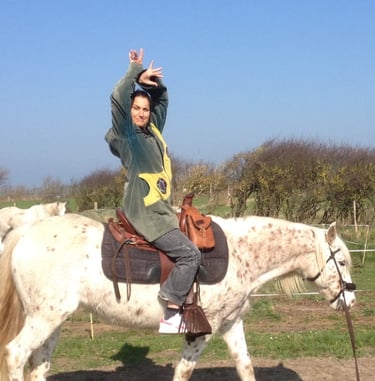 Michal Bleibtreu, danseuse, exécute des arabesques sur son cheval