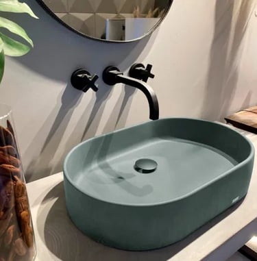 Banheiro sofisticado com duas cubas de apoio, espelhos redondos e revestimentos naturais em projeto