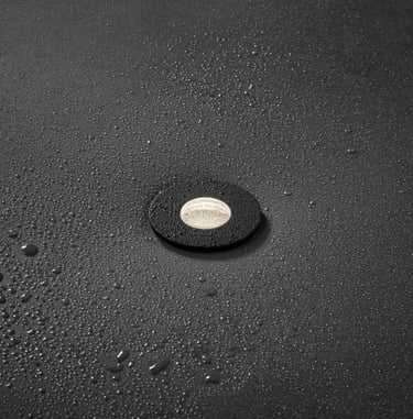 Foco empotrable MINI MINUS ultracompacto en techo oscuro, iluminación discreta