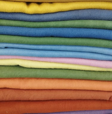 echarpes en laine teintes a la main avec des plantes