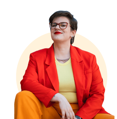 ein Foto von Swana Schuchmann im roten Blater, lächelnd