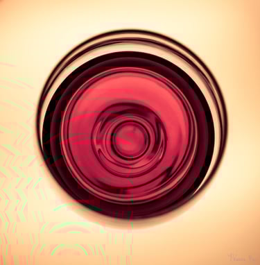 Verrre de vin rouge en mouvement vu de dessus