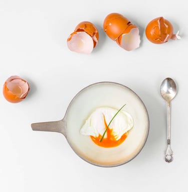 Poached egg with chives - Learn to cook it with the chefs of Villa Eats in Naxos