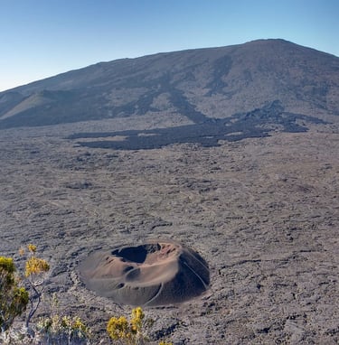 Excursion en VTC au Volcan, vue sur le Piton de la Fournaise depuis le Pas de Bellecombe.