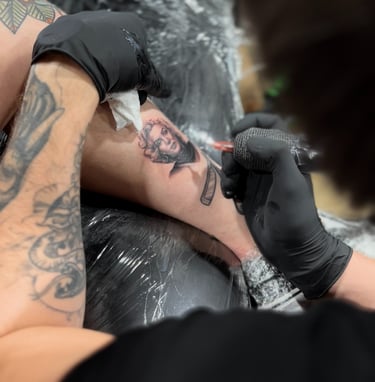 Detalus marilyn monroe portretas ant odos. Ka daryti prieš darantis tatuiruotę