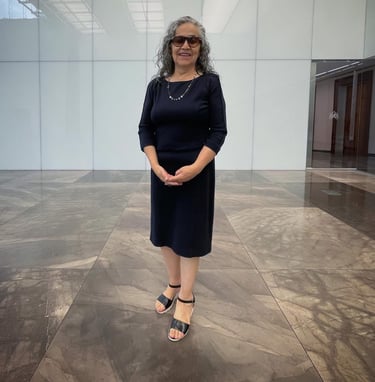 Lilia Martínez y Torres en el vestíbulo del Museo Amparo, en Puebla.