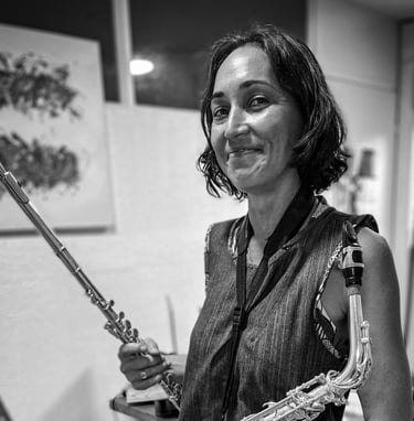 Photo d'Océane Chotard avec plusieurs instruments
