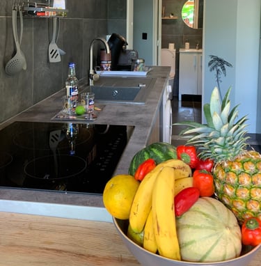 Coupe de fruits avec vue de la cuisine en arrière plan