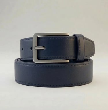 Cinturón de cuero genuino azul marino con hebilla plateada, accesorio artesanal