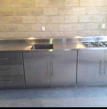 cocina de acero inoxidable incluye cajones, puertas, tarja y estufa hecha de acero inoxidable