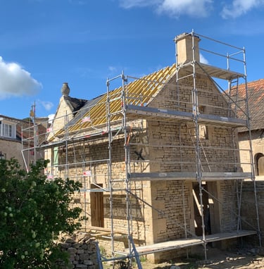 Rénovation d'une charpente traditionnelle dans le Calvados, longère ancienne en pierres de Caen