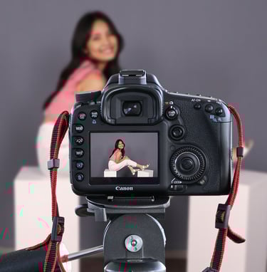 Young lady with grey background having a self-shoot photo
