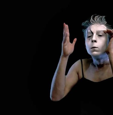 David Noir, autoportrait généré par ia. Un jeune homme au visage blanc vêtu d'une robe noire.