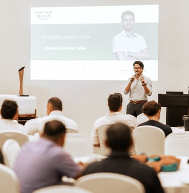 Psicólogo profesional dando una charla sobre las emociones en Hotel playa Conchal en Guanacaste. 