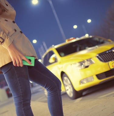 une cliente de taxi avec un téléphone et un taxi de côté