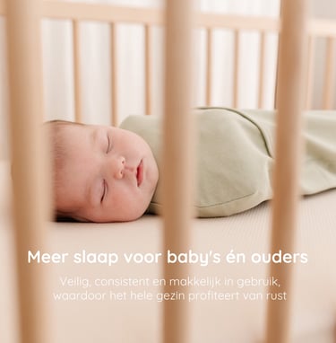 Baby slaap veilig en diep in een Puckababy Piep inbakerzak