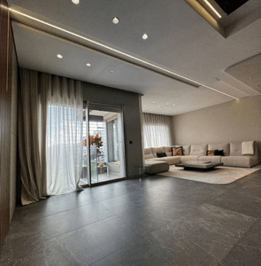 revêtement sol parquet massif Maroc salon moderne avec finition bois durable et esthétique