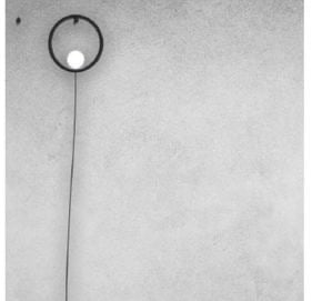 Lámpara de pared EQUILIBRIO con aro luminoso y peso suspendido