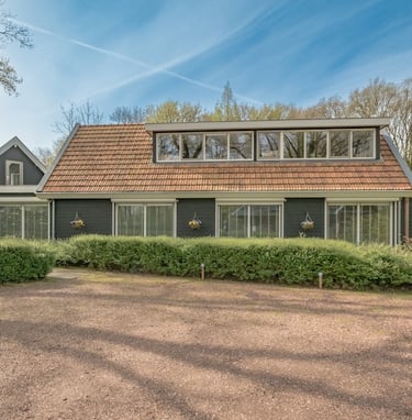 De accommodatie vanaf de parkeerplaats