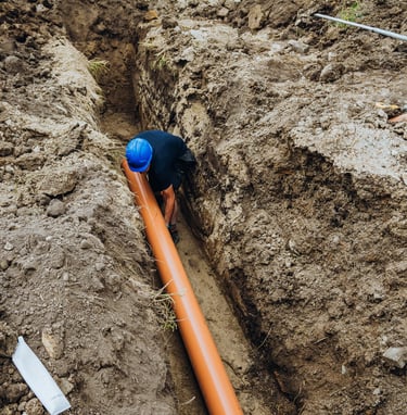 statybininkas dirba transejoje