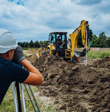 zmogus su baltu salmu matuoja auksti