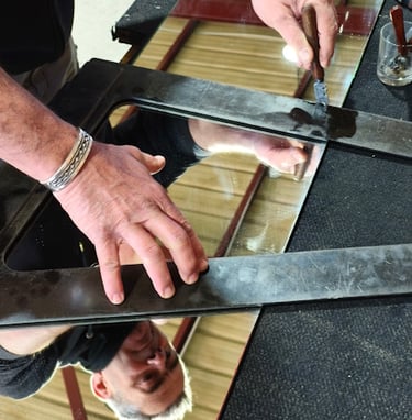 Artisan miroitier découpant un miroir sur mesure à l'atelier – BL Miroiterie, Aniane Hérault