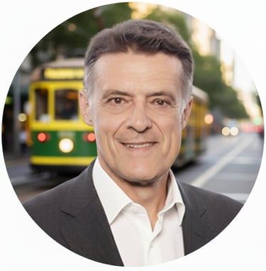 Alain Croset devant les tramways de Melbourne