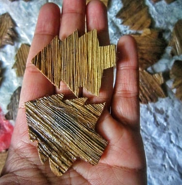 Natural corn husk table confetti,beautiful brown christmas tree table decor in christmas moment 