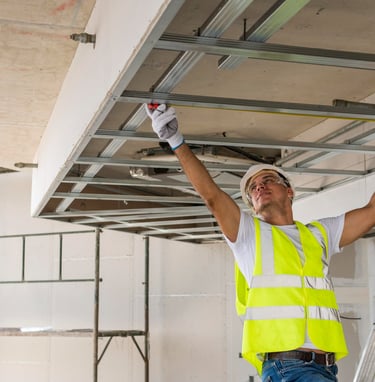 Imagen de <a href="https://www.freepik.es/foto-gratis/hombre-vista-frontal-trabajando-vistiendo-equi