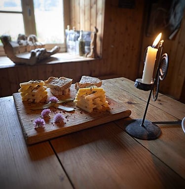 L'apéro à La Petite Échelle : saucisse de Morteau fumée maison et Comté local.
