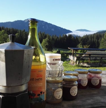 Petit-déjeuner avec vue, simplicité et délice à La Petite Échelle.