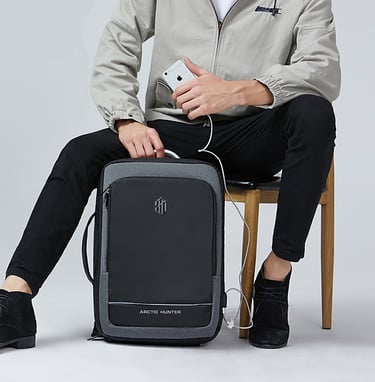 Homme qui recharge son téléphone avec son sac à dos acheté sur urban-bag.fr