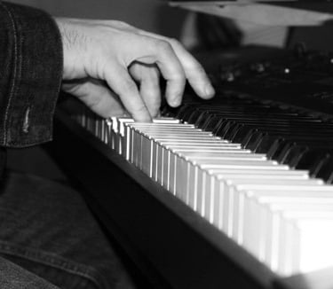 Manos tocando un piano en primer plano