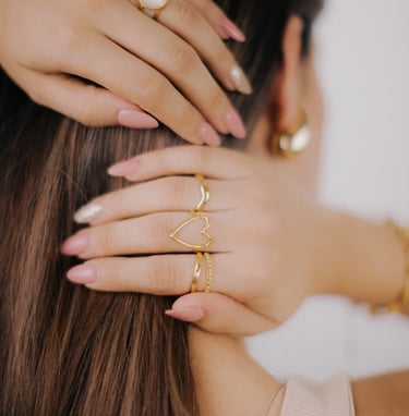 Złote pierścionki damskie Say Diamonds na dłoni – biżuteria warstwowa