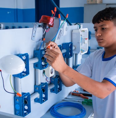 Aluno fazendo instalação elétrica na oficina de Auxiliar de eletricista do S.I.M. Pompéia