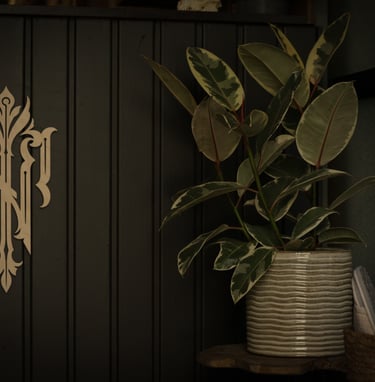 puinen logo ja hieno kasvi