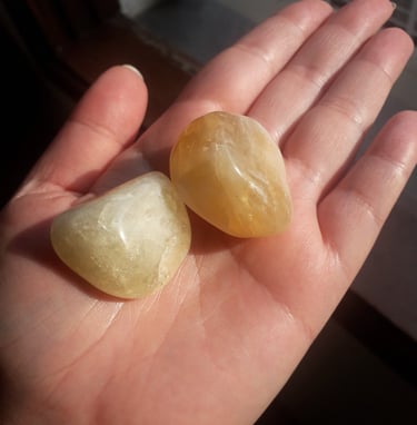 uma pessoa segurando dois pedaços de pedra amarela