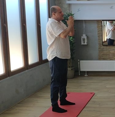 Eugen Mirtz preda tehnica yoga la Centrul Alchimia Vietii din bucuresti
