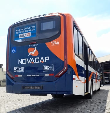 ônibus 0km 2024 modelo Caio Apache Vip V visto da traseira lado direito