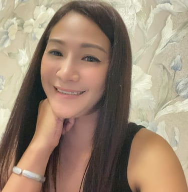 Lady with hand on chin 