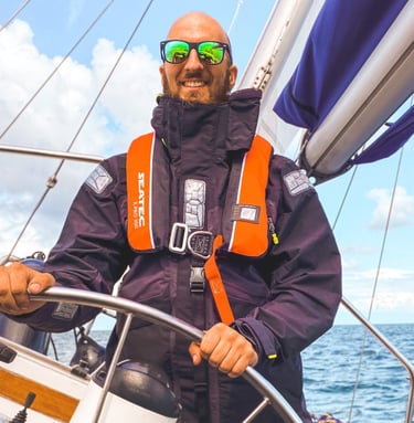 Arne Weidtke bevorzugt Schönwettersegeln mit Sonnenbrille