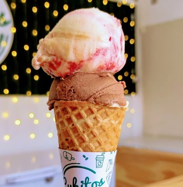 Helado de fresas con crema y chocolate
