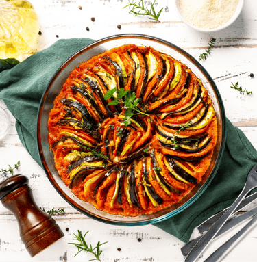 un plat de légumes avec des herbes sur une table