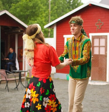 Esityskuva: kaksi henkilöä pitävät käsistään ja hymyilevät