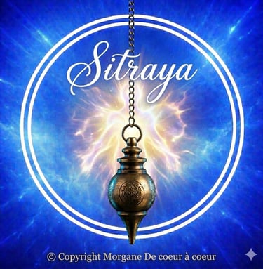 un etre de lumière en arrière plan, un pendule et sitraya écrit en blanc. Copiright Morgane de Coeur