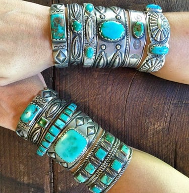 Bracelets en argent et pierres semi-précieuses