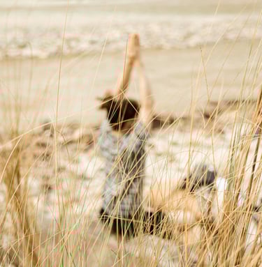 personne en meditation pour guerison spirituelle et liberation karmique. Moment de reconnexion à soi