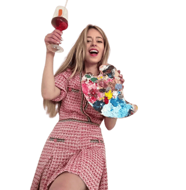 Atelier paint and sip à Strasbourg avec une participante tenant une palette et un verre de vin